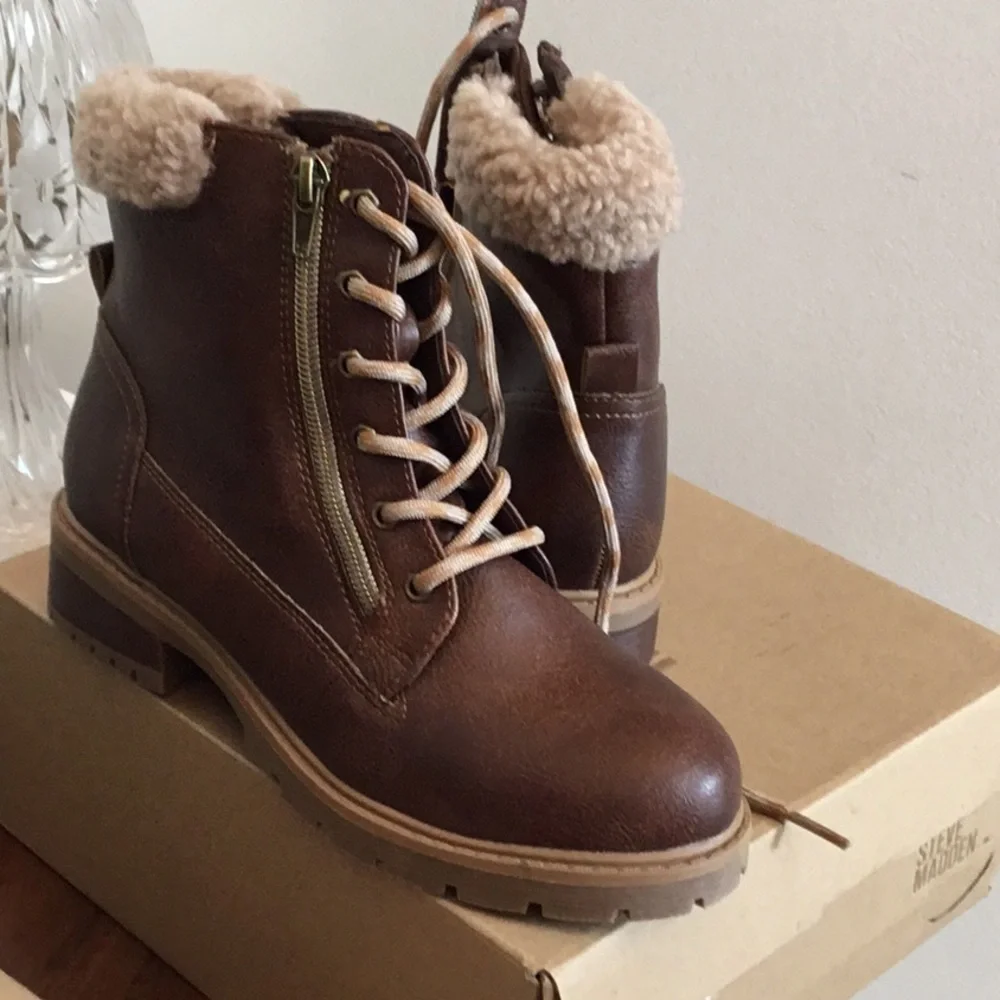STEVE Madden girls boots. New in box Size 5